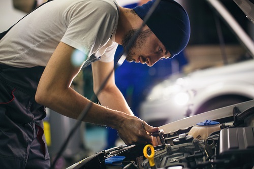 Should You Get An Oil Change from a Mechanic or at an Express Shop?