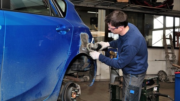 Auto Body Repair: How to Avoid Common Mistakes That Cost You More